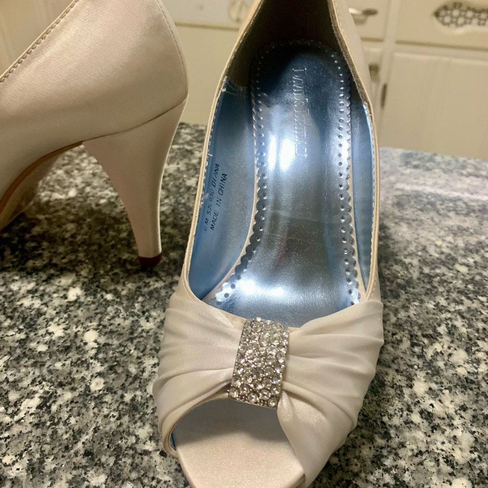 Michaelangelo for David’s Bridal Elegant Cream Heels with Sparkling Bow